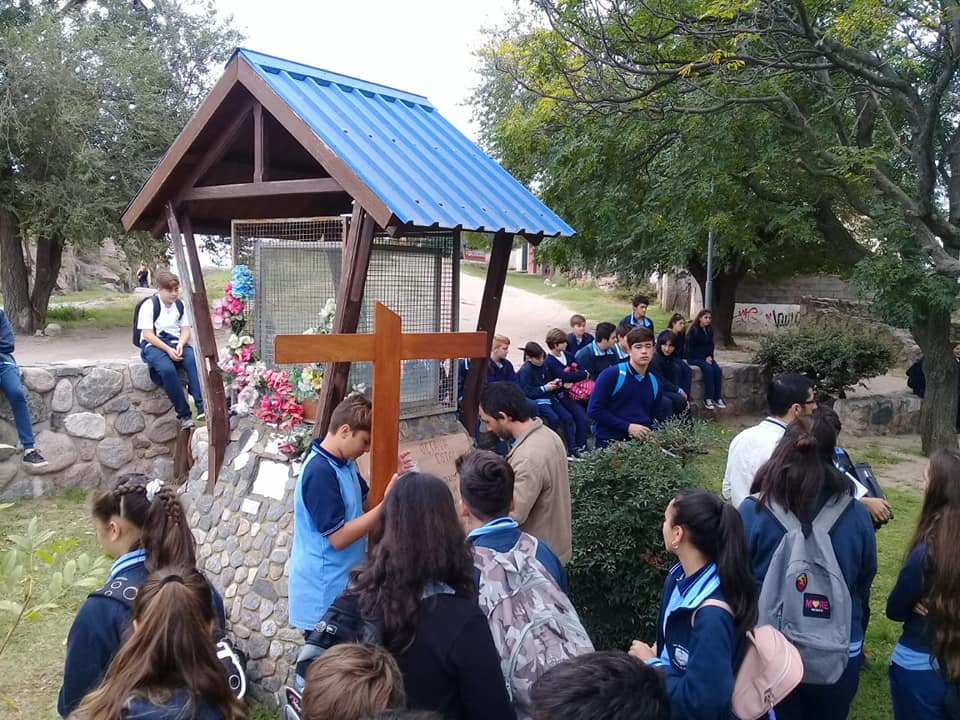 Estudiantes del Instituto Madre Cabrini reunidos junto a una cruz