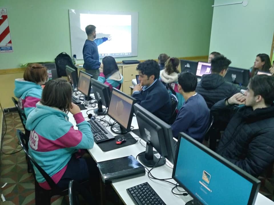 Estudiantes del nivel secundario trabajando en informática