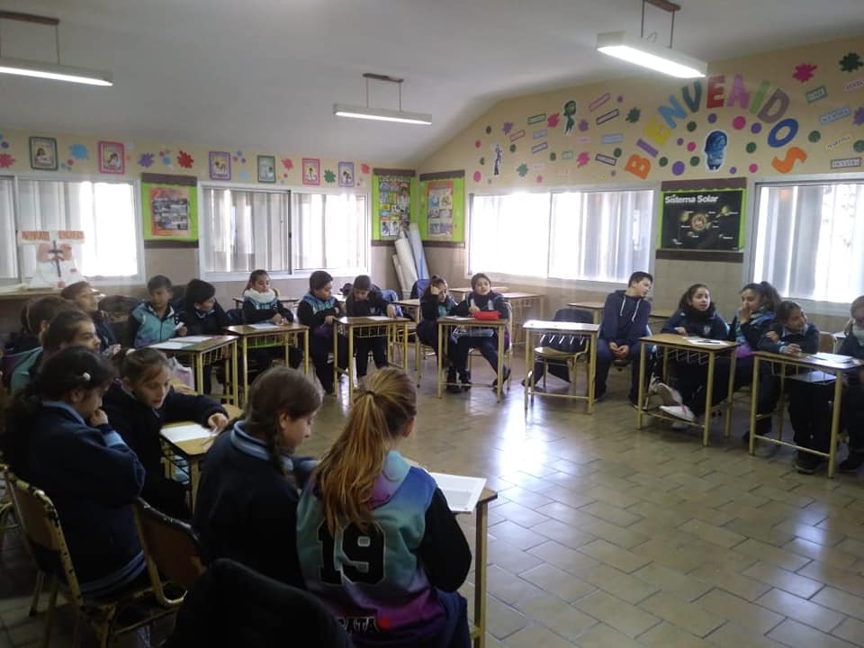 Estudiantes del nivel primario en un aula multimedia