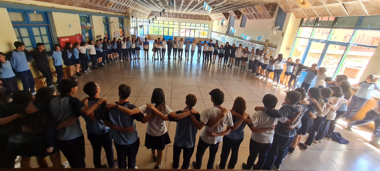 Estudiantes del Instituto Madre Cabrini compartiendo una presentación